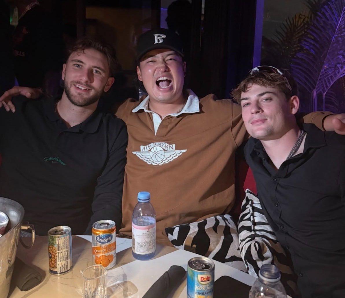 Mune, Sean, and Sam went to dinner together
